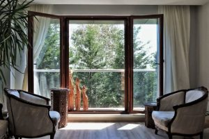 aliuminiai langai svetainėje