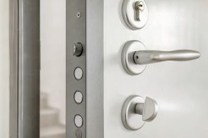 baltos šarvuotos durys